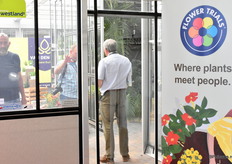 Ingang op de locatie bij Sakata, Van den Bos, Queen en Griff.